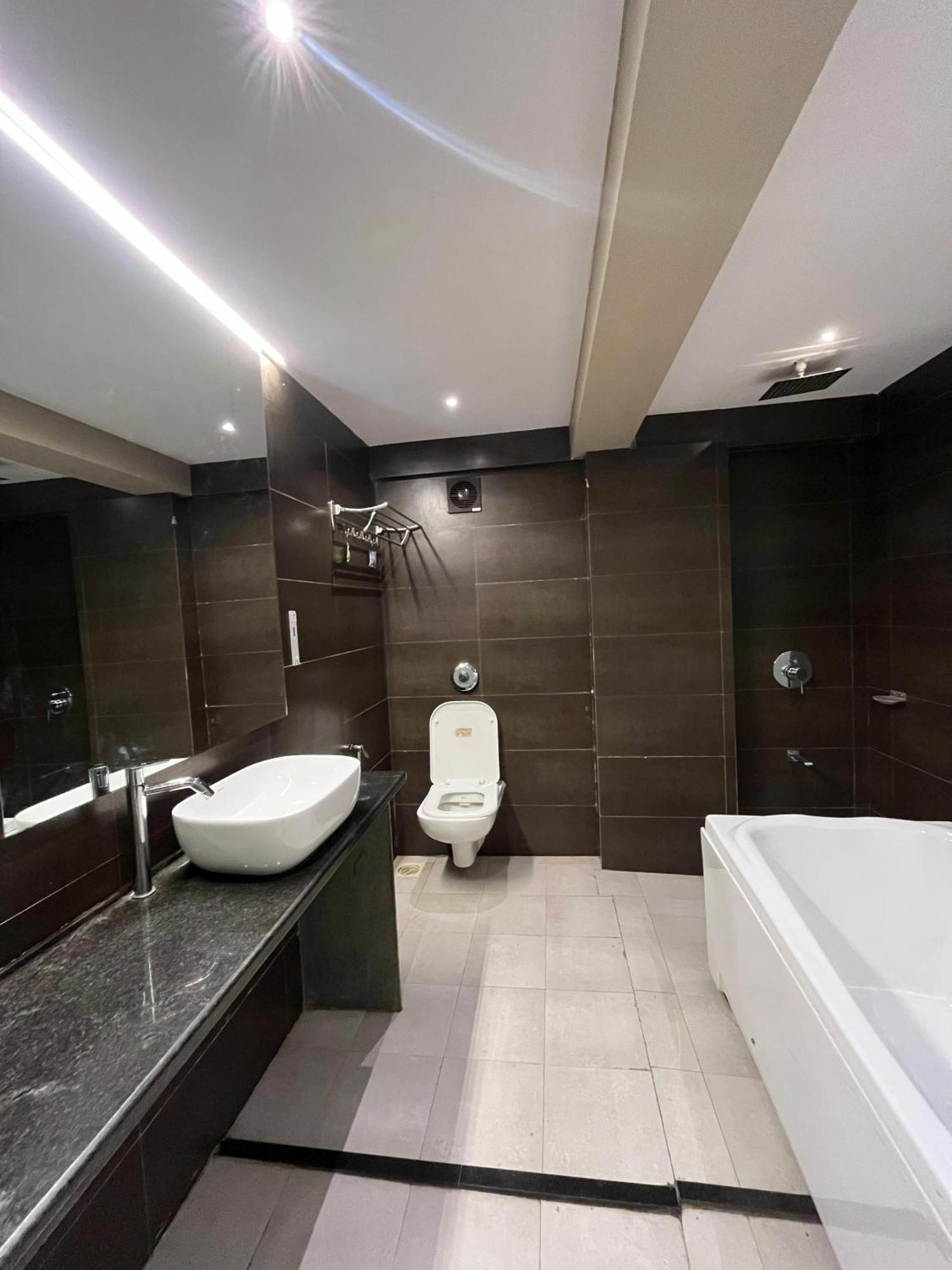 Hotel Merakee - Near Dahisar Mira Road Mumbai Dış mekan fotoğraf