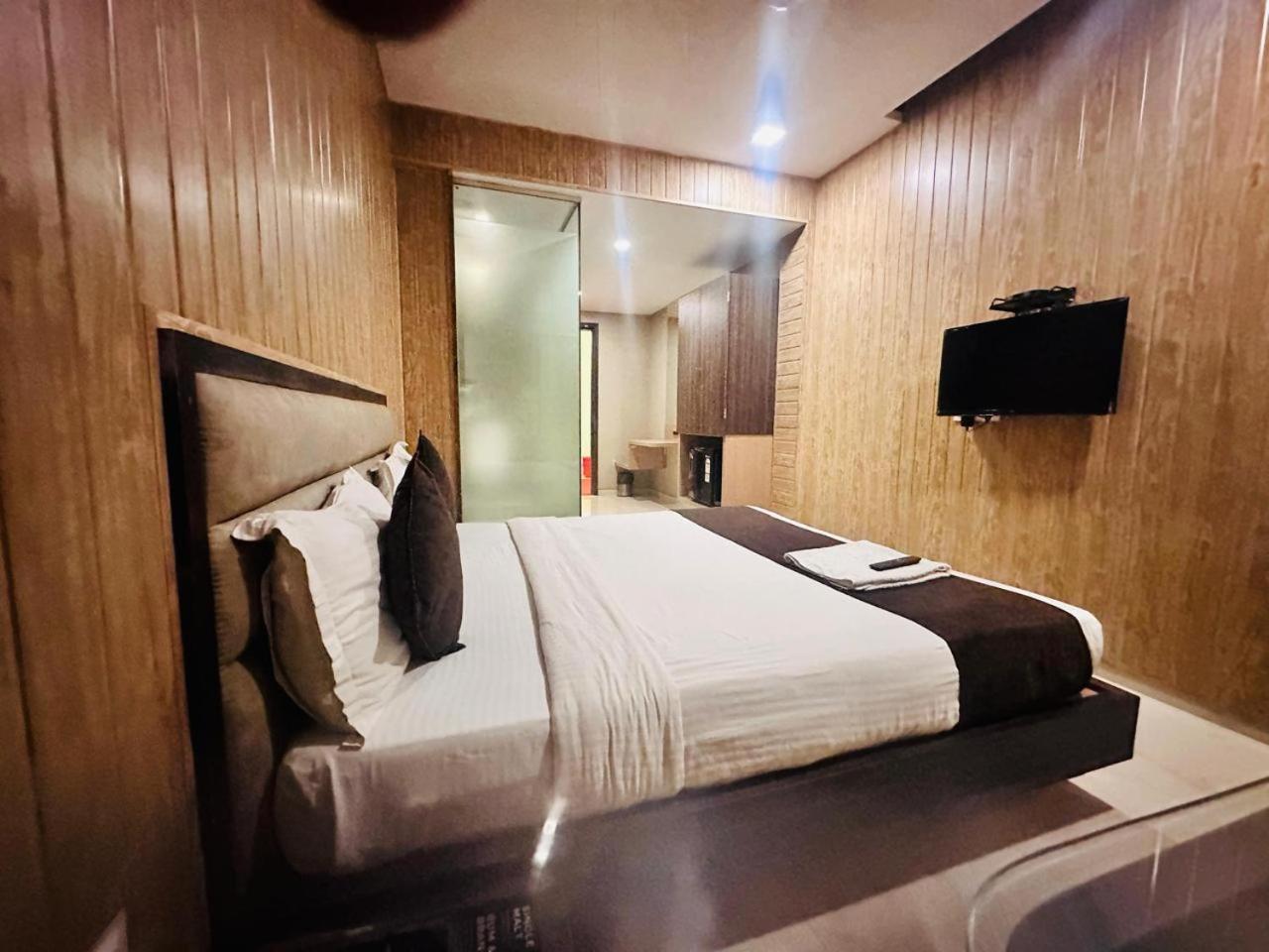 Hotel Merakee - Near Dahisar Mira Road Mumbai Dış mekan fotoğraf